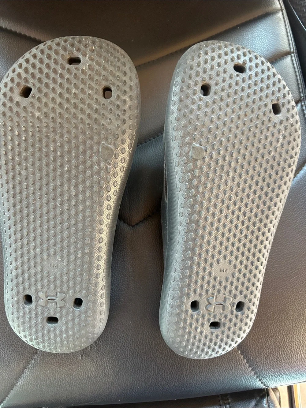 Under Armour Kids Black Slip-On Logo Slide Sandals Boys-youth size 4 LIKE NEW